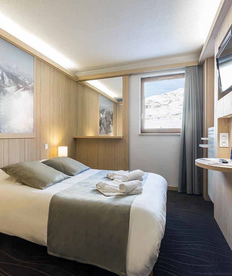 village vacances dans les Alpes : chambre avec vue montagne enneigée